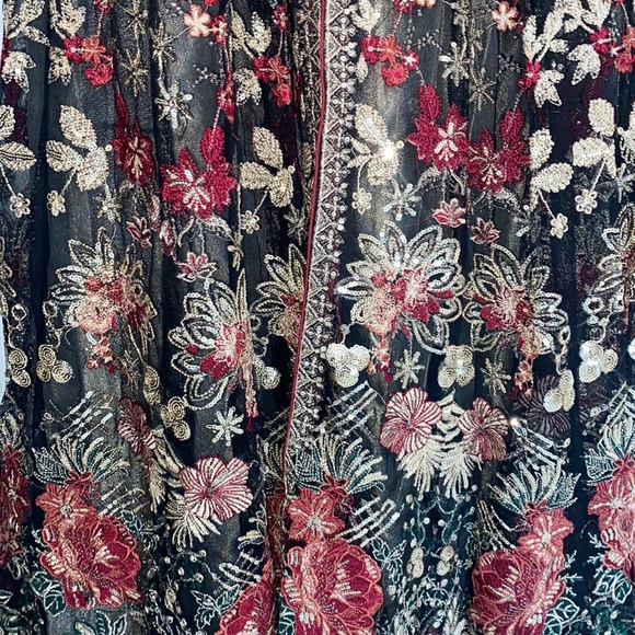 Beautiful Pakistani 2 Piece Suit - Picture 3 of 8